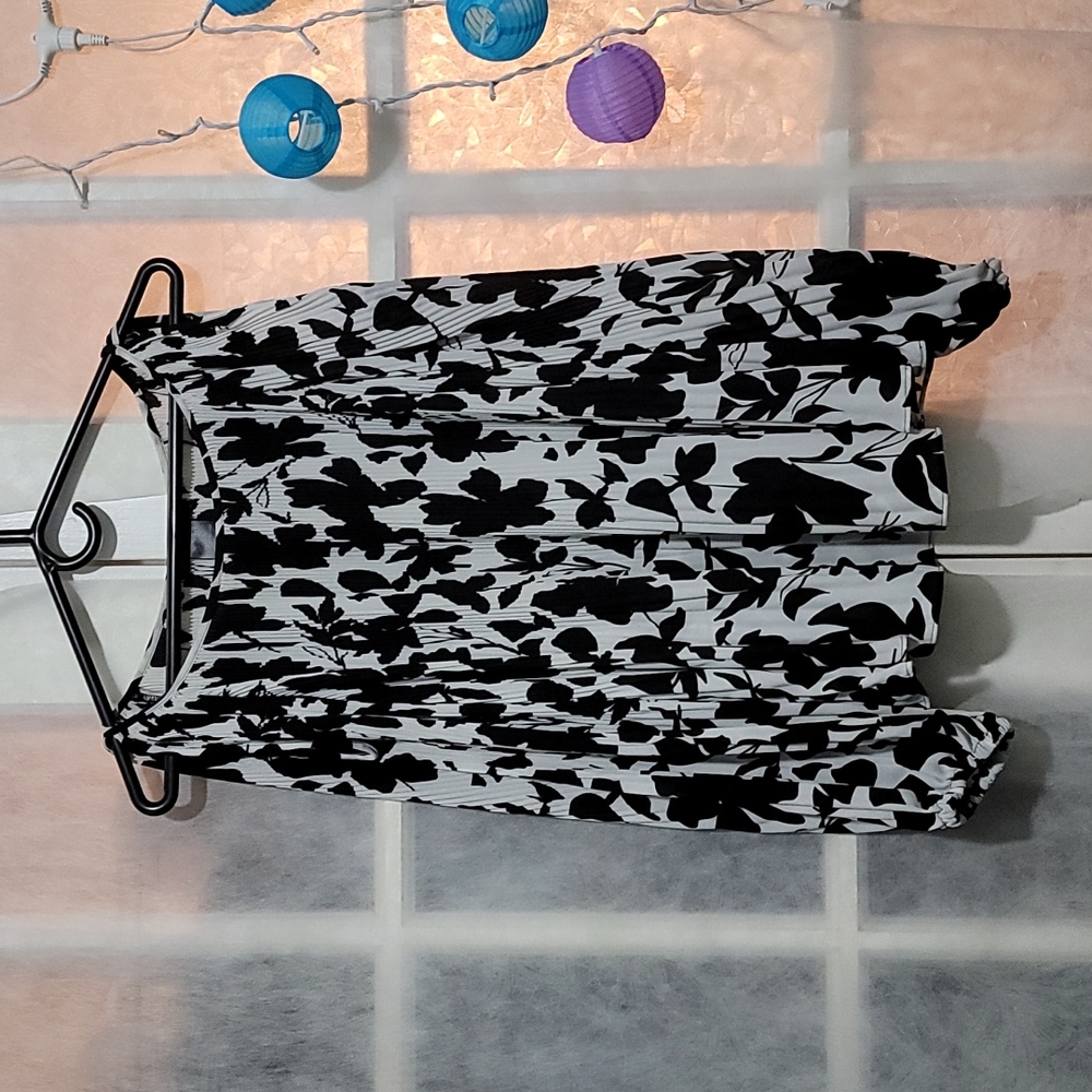 Cold shoulder Black and white crimped blouse